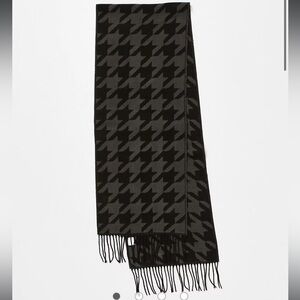 woven check fringe scarf in black